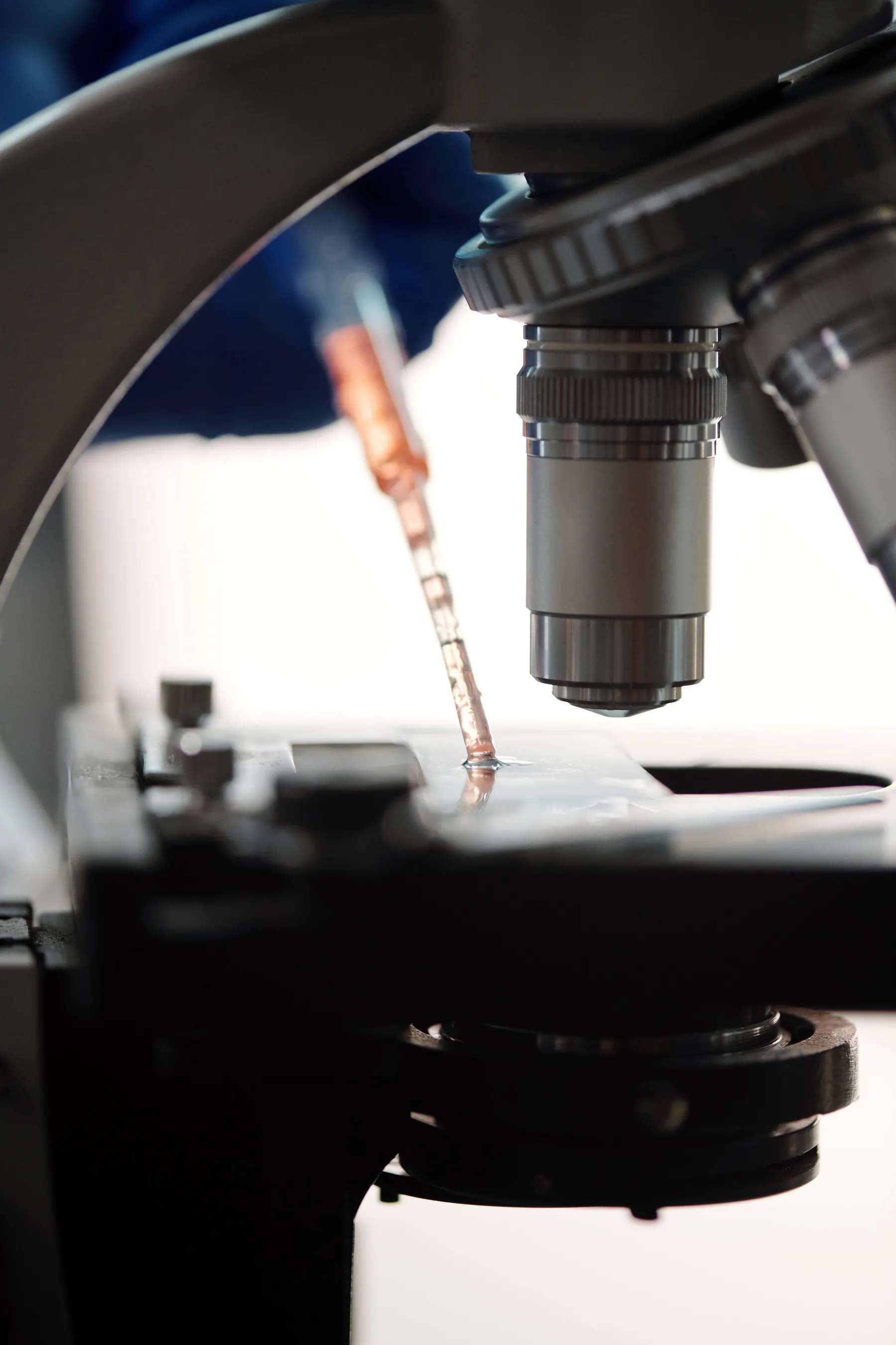 Microscope and pipette arranged for analytical laboratory testing